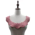 Detailansicht eines eleganten rosa wasserlöslichen Spitzenkragens mit Stickerei - Rosenrosa / Offen