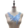 Detailansicht der hellblauen wasserlöslichen Spitzen-Halsblume mit Blumenstickerei - Himmelblau