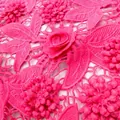 Primer plano detallado de tela de encaje fucsia soluble en agua con bordado floral 3D - Rosa rojo