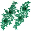 Dettaglio dell'applique in pizzo a fiori 3D verde smeraldo con motivi a rosa per cucito - Verde