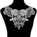 Gros plan d'une élégante applique de broderie florale en dentelle blanche hydrosoluble - Style blanc