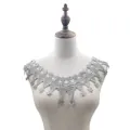 Vue détaillée du col en dentelle brodée argentée pour la décoration de vêtements DIY - Gris