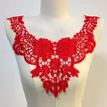 Vue détaillée d'une applique de col en dentelle soluble à l'eau rouge sur un mannequin - Style rouge