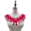 Vue détaillée du col en dentelle brodée rouge pour accessoires de vêtements DIY. - Bordeaux