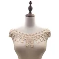 Détail du col en dentelle soluble à l'eau crème avec motif floral évidé délicat - Beige