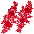 Vista dettagliata di applicazioni in pizzo ricamato con fiori 3D rossi per cucito. - Rosso