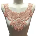 Vue détaillée de l'applique de col en broderie de dentelle florale rose sur un mannequin. - Style Blush