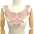 Col en dentelle brodée rose soluble dans l'eau présenté sur un mannequin de couture - Style Rose Rose