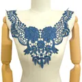 Gros plan sur l'élégante broderie en dentelle bleue sur un mannequin de couture blanc - Style Bleu Foncé