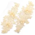 Vista dettagliata di applicazioni di fiori in pizzo ricamati in 3D color crema con rose - Beige