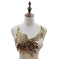 Gros plan d'un col en dentelle soluble dans l'eau brodé doré sur un mannequin. - Style Floral 262 (262-Or) / Or