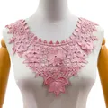 Detailansicht der rosa wasserlöslichen Blumenspitze mit zarten Stickereidetails - Altrosa