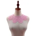 Eleganter rosa wasserlöslicher Spitzenkragen, bestickt und abnehmbar, auf einer Schaufensterpuppe - Rosa