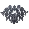 Detailansicht des schwarzen 3D-Hohlstickerei-Spitzenkragens mit floralen Mustern - Schwarze Brust-Applikation Nur