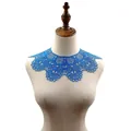Detailansicht der blauen wasserlöslichen Stickerei Spitzenkragen auf einem Mannequin - Saphirblau