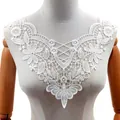 Vista detallada del cuello de encaje bordado blanco soluble en agua en un maniquí - Blanco