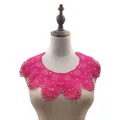 Nahaufnahme eines fuchsiapinken wasserlöslichen gestickten Spitzenkragens auf Mannequin. - Fuchsia