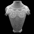 Detailansicht des weißen wasserlöslichen Spitzenkragens mit aufwendiger 3D-Stickerei - Weiß