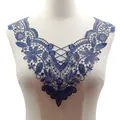 Detalle de cuello de encaje bordado con flores azules en un maniquí de costura - Azul marino