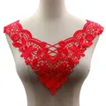 Primer plano detallado de un elegante cuello de encaje rojo bordado con flores - Rojo