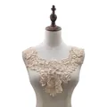 Detailansicht der beigen wasserlöslichen Spitzenblumen-Halsband-Applikation auf Model - Beige