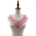 Detailaufnahme des rosa wasserlöslichen Spitzenkragens mit einer feinen Hohlstickerei - Lila Rosa