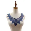 Exquisito cuello de encaje soluble azul marino con bordado hueco 3D sobre maniquí de costura - Azul marino