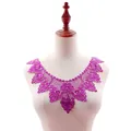 Detalle de cuello de encaje soluble magenta con bordado floral 3D para decoración - Púrpura profundo