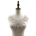 Detalle de primer plano del cuello de encaje beige soluble en agua con bordado 3D en maniquí - Caqui