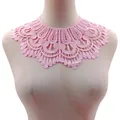 Dettaglio del colletto in pizzo rosa con ricamo in seta di latte su un manichino. - Rosa