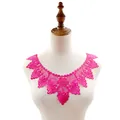 Vista detallada del cuello de encaje bordado 3D magenta en un maniquí de sastre - Rosa rojo