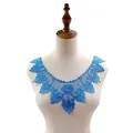 Vista detallada del elegante cuello de encaje azul con textura de bordado calado intrincado - Azul