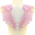 Detailansicht der pinkfarbenen bestickten Spitzenflügel-Applikationen für DIY-Nähprojekte - Rosa