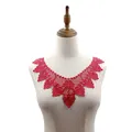 Detalle de aplique de cuello de encaje rojo soluble en agua con bordado 3D hueco - Burdeos