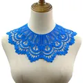 Vista dettagliata del colletto in pizzo blu con intricati motivi ricamati a mano - Blu Zaffiro