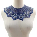 Primo piano di elegante colletto finto in pizzo blu solubile in acqua per decorazioni DIY - Blu scuro
