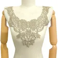 Détail montrant la broderie complexe en dentelle dorée sur un col appliqué floral. - Khaki Style
