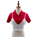 Vista dettagliata del camisole in pizzo all'uncinetto bianco su una camicia rossa. - Top / Bianco