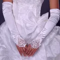 Nahaufnahme von langen weißen Brauthandschuhen aus Satin mit eleganter Spitze und Perlen - Einheitsgröße / Lange Spitze Perlen Schlaufe Stil / Weiß