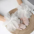 Eleganti guanti da sposa in rete bianca con fiocchi floreali di perline e bordi a balze. - Taglia unica / Bianco