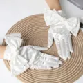 Eleganti guanti da sposa corti in raso bianco con doppio fiocco e accenti di perle decorative - Taglia unica / Bianco avorio