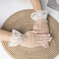 Elegante weiße Brauthandschuhe aus Spitze mit Netzstruktur und Rüschenbündchen - Einheitsgröße / Gebrochenes Weiß