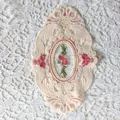 Detailed embroidery of pink roses on an elegant oval lace coaster with vintage style - 21*14.5cm / Beige