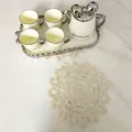 Handgefertigtes cremefarbenes Häkeldeckchen mit aufwendigen Spitzenmustern für Zuhause. - Sechsblättriges Blumen Design (5#)