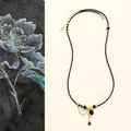 Vue détaillée du collier pendentif cœur en spinelle noir et bracelet perles à triple tour 2-en-1 - Pendentif Cœur Spinelle Noir