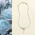 Vue détaillée du collier en perles d'aigue-marine avec pendentif poire et fermoir doré - Pendentif Cœur Aigue-marine
