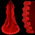 Detaillierte Nahaufnahme der eleganten roten floralen Spitzenstickerei am Brautschleier. - 3m / Rot