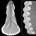 Nahaufnahme eines 3m langen Brautschleiers mit eleganter Spitzenstickerei - 3m / Gebrochenes Weiß