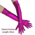 Detailansicht von 50 cm langen magentafarbenen Lack-Opernhandschuhen mit Metallic-Finish - 50cm / Fuchsia