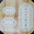 Gedetailleerde close-up van het fijn bloemig borduurwerk op witte kanten placemats - Ovale Stijl (ZB52) / L